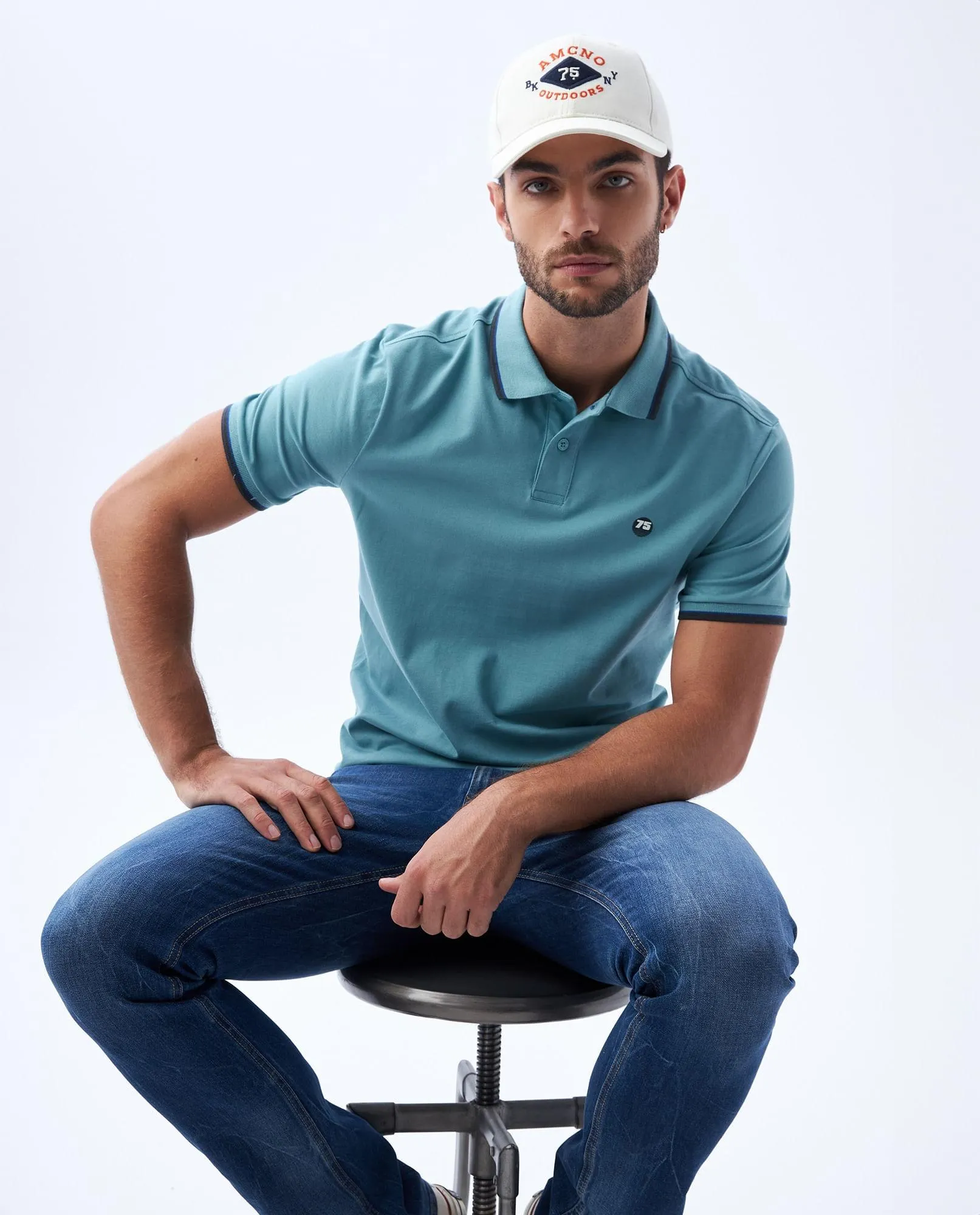 Polo con diseño bordado para hombre