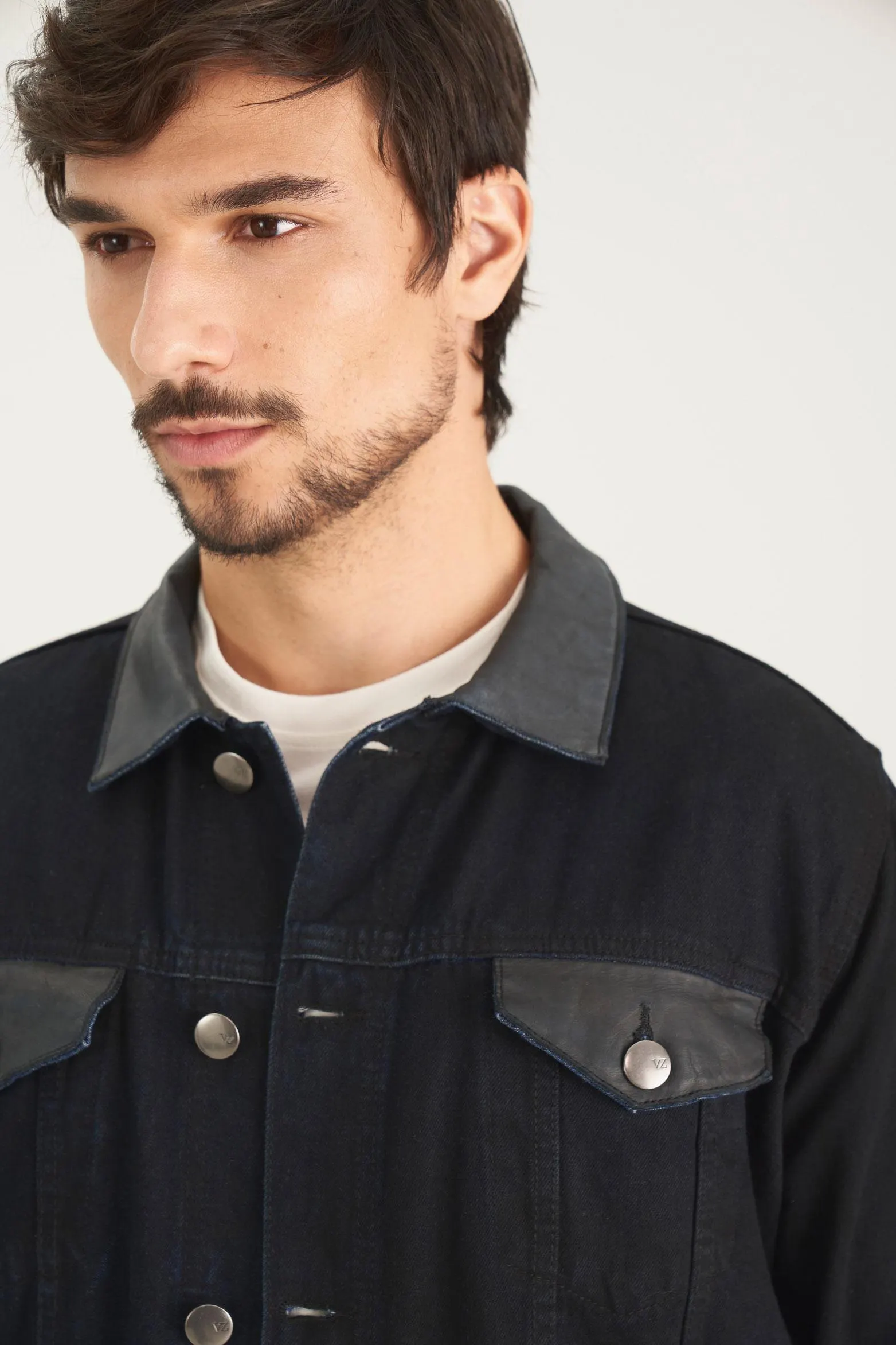 Chaqueta trucker elur blue denim para hombre detalles cuero