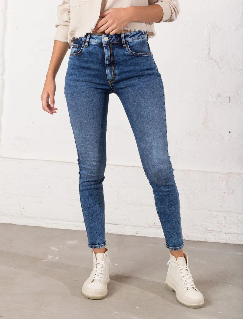 Jean fit skinny tiro medio