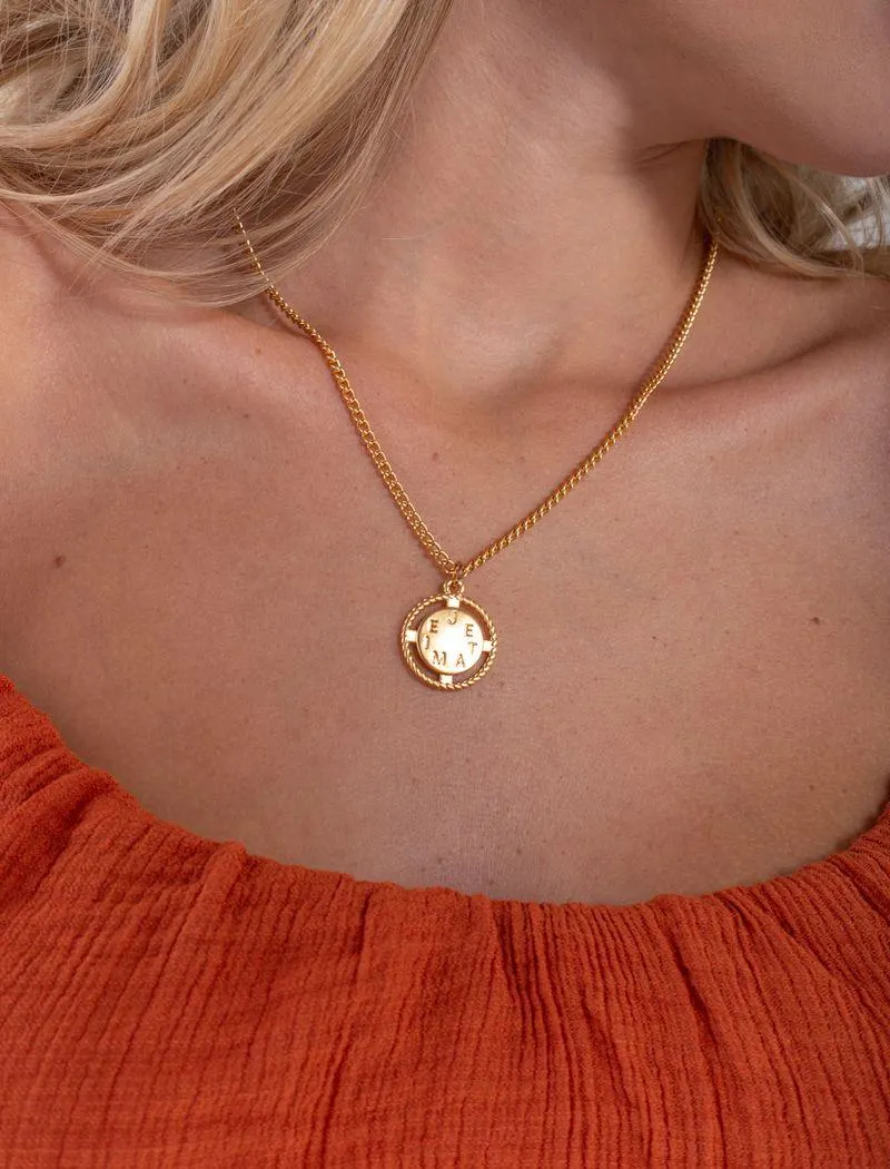 Collar con dije dorado