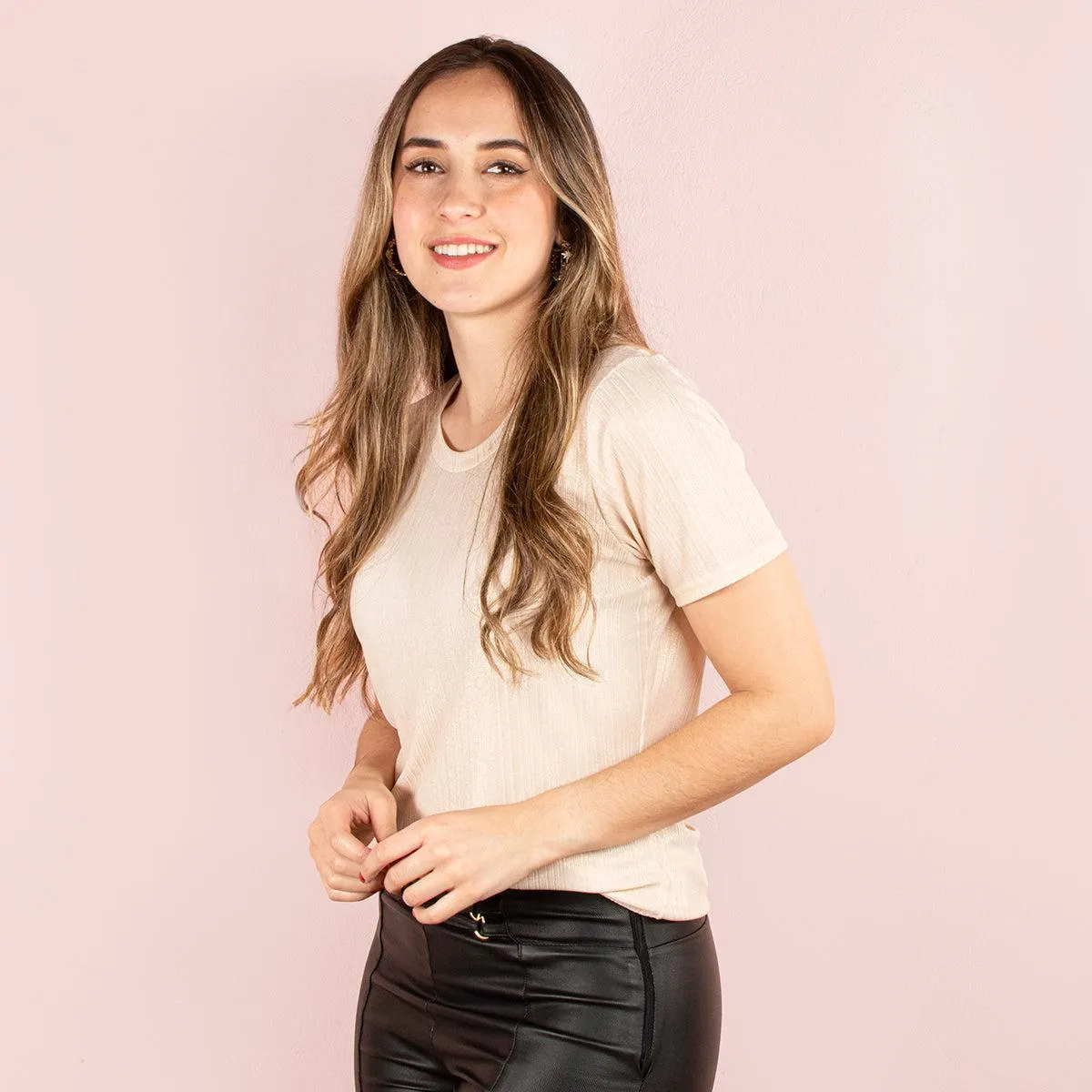 Blusa acabados brillantes color beige, para dama