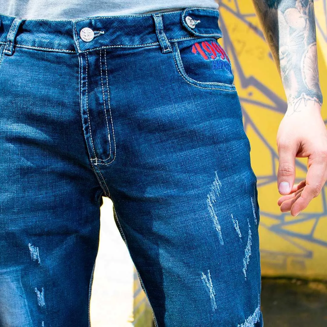 Jean azul oscuro con desgaste