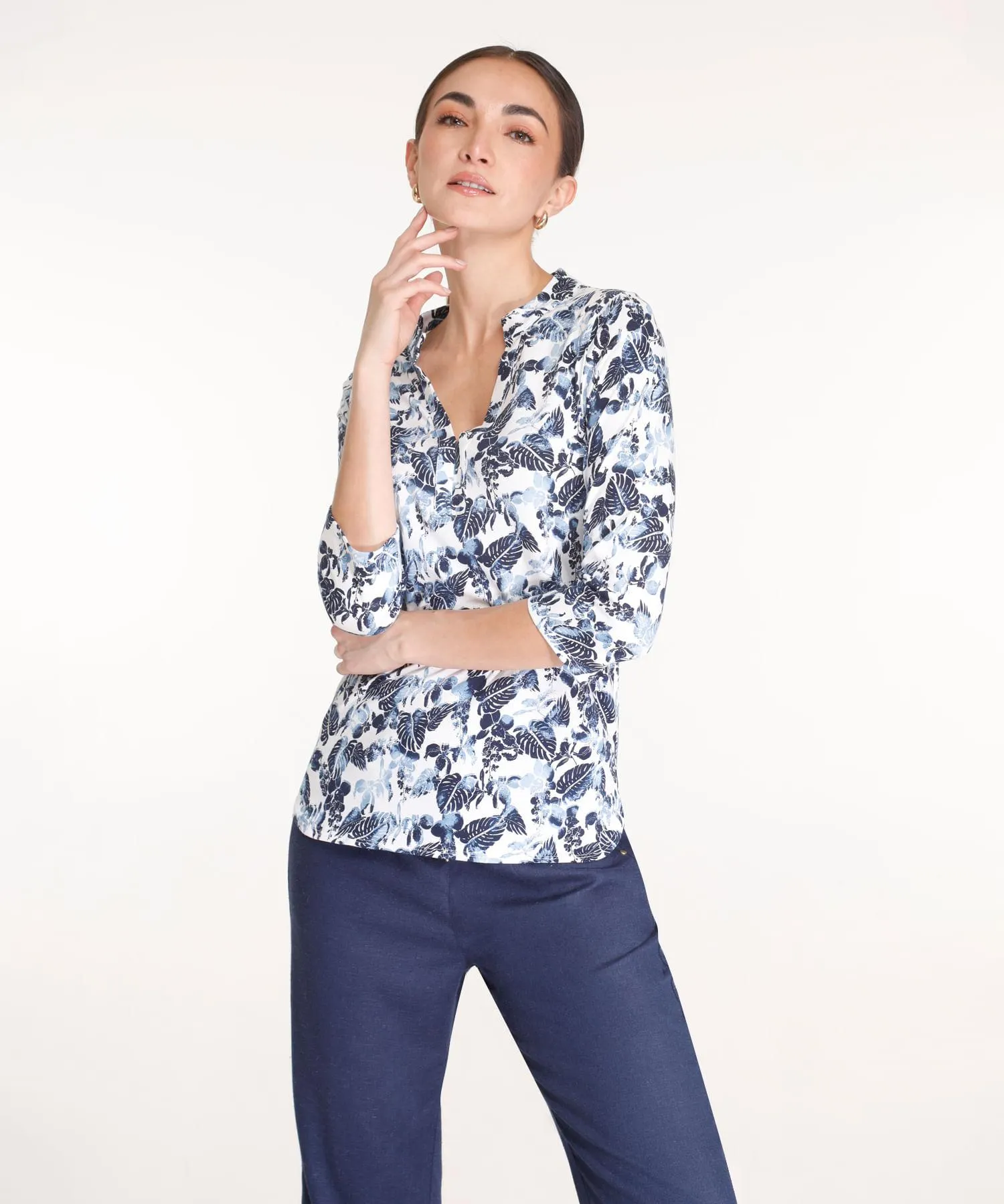 Camiseta Estampada Manga 3/4 Con Cuello Nerú Y Cuello En V