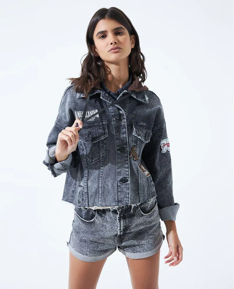 Chaqueta de denim con capucha café para mujer