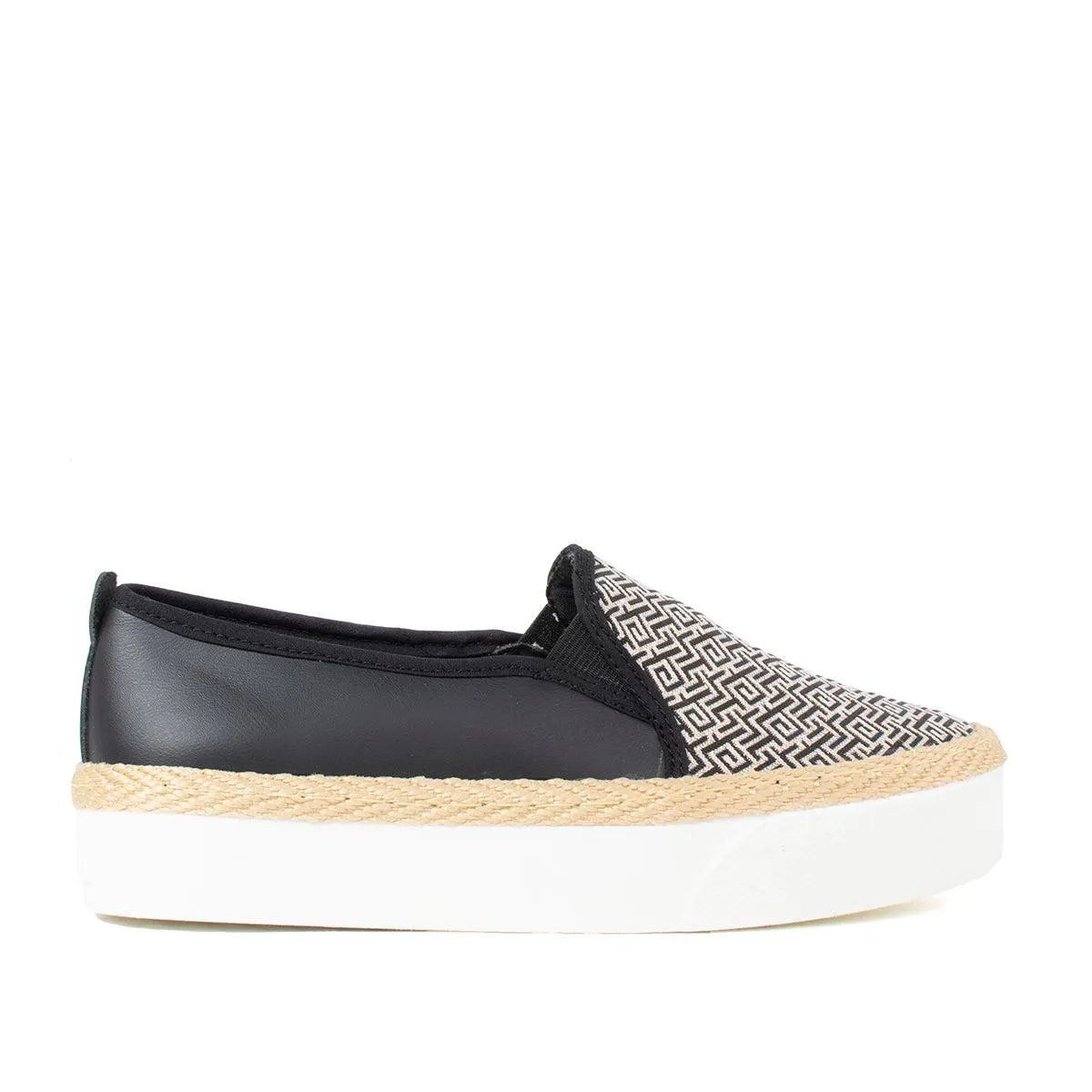 Cerrados color negro con suela deportiva y capellada textil