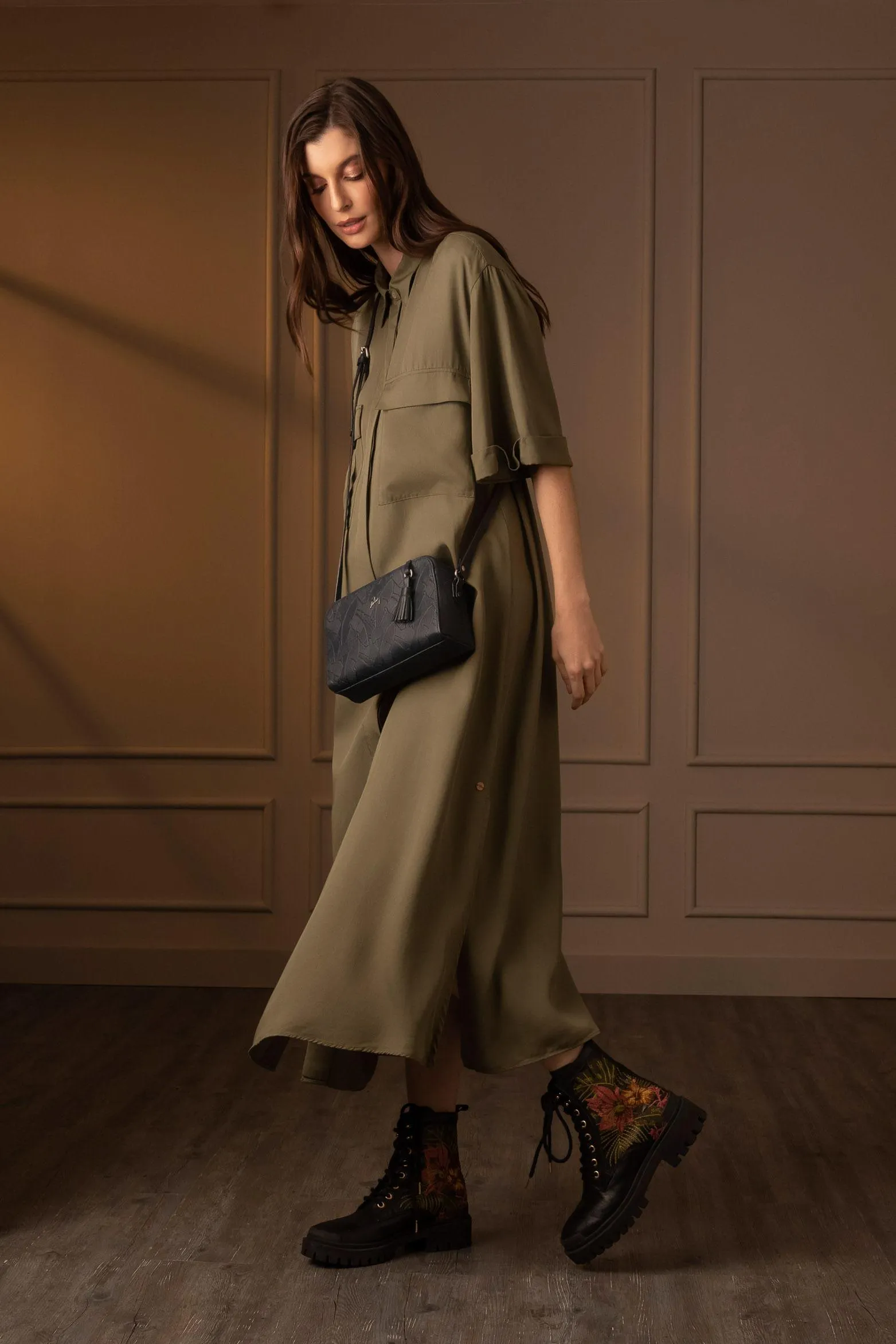 Manos libres verona de cuero para mujer grabado placa palmera