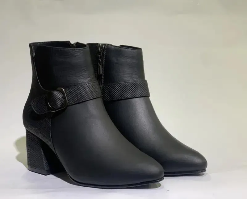 Botìn en cuero gamuzado.