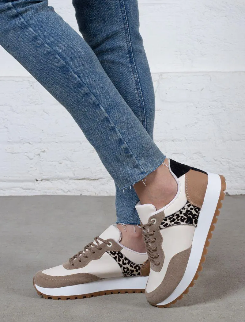 Tenis con detalles de animal print