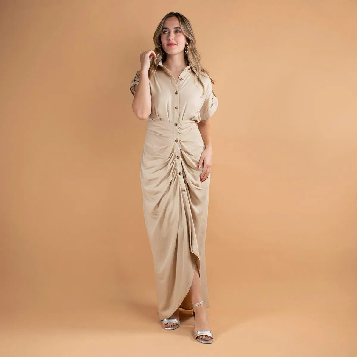 Vestido largo color carmel con recogido frontal