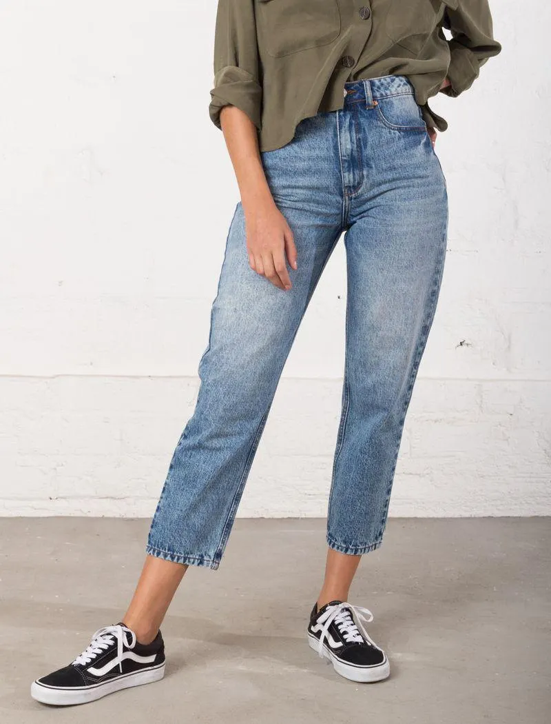 Jean estilo mom de largo crop