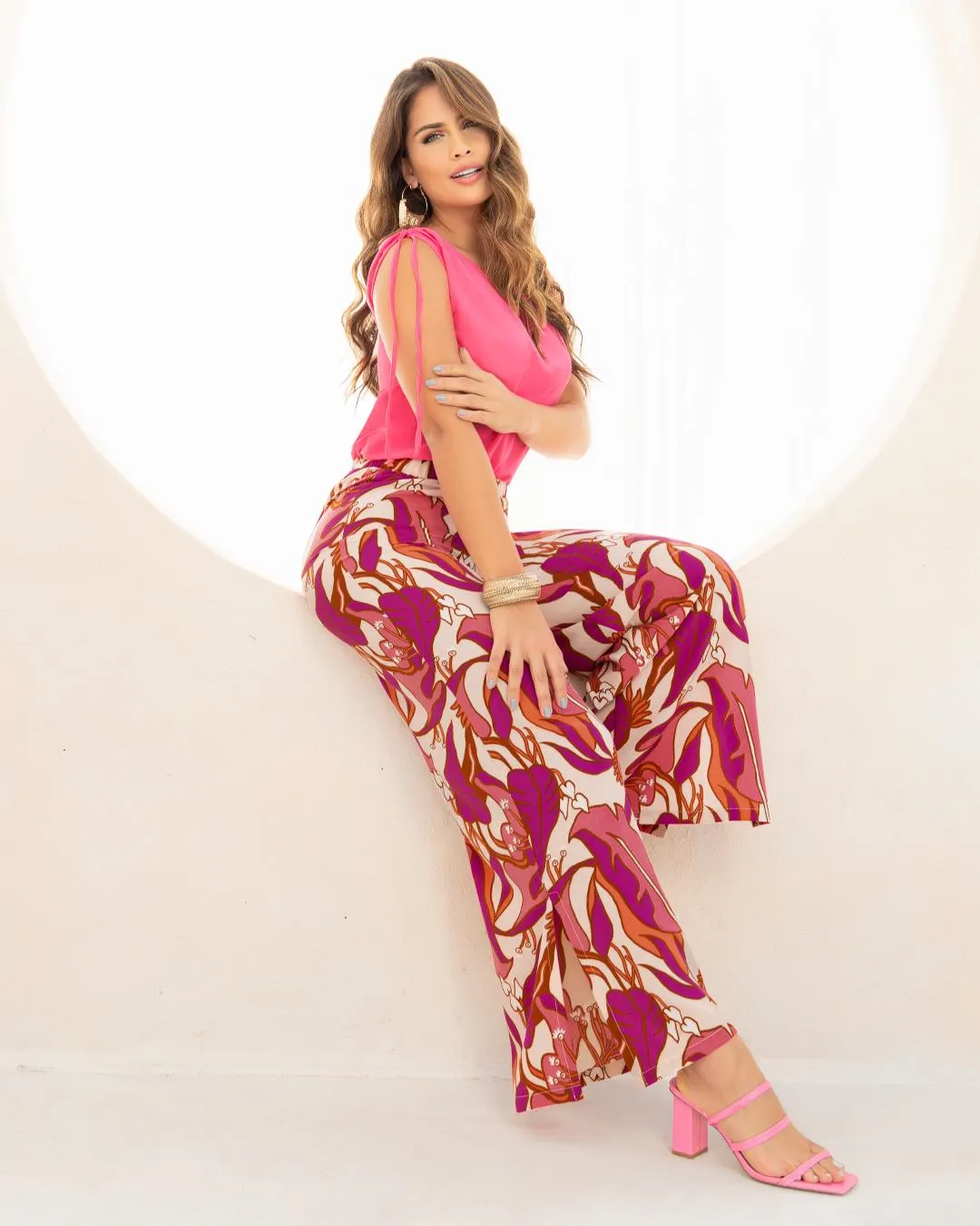 BLUSA Elaborada en chifón. Silueta ajustada. Tejido plano