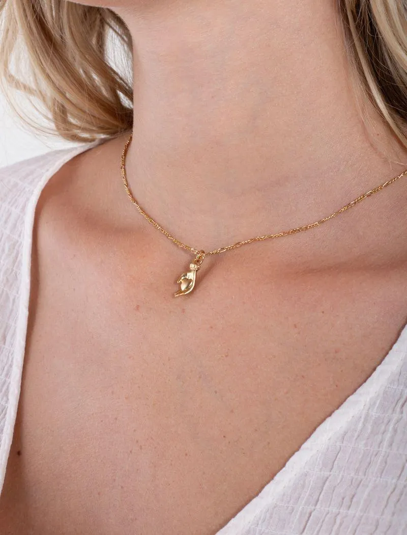 Collar delgado con dije mano