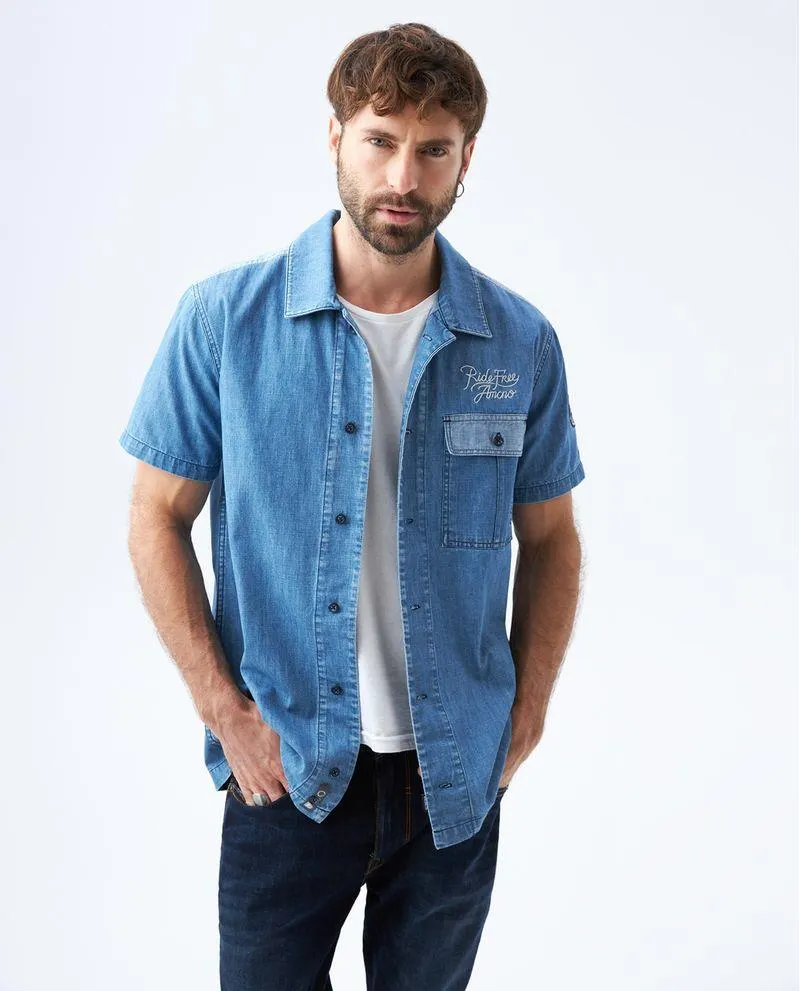 Camisa con aplique AMCNO en posterior para hombre