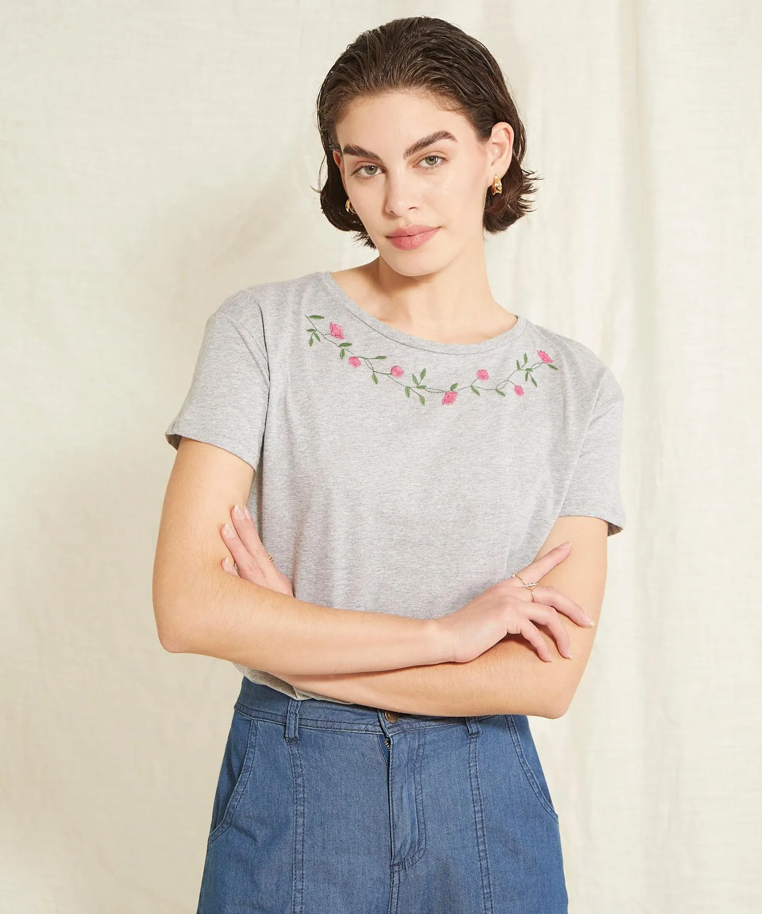 Camiseta Manga Corta Con Bordado