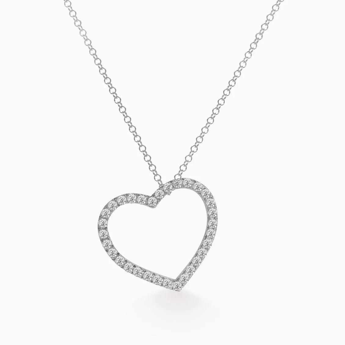 Dije en oro blanco de 18K en forma de corazón con brillantes