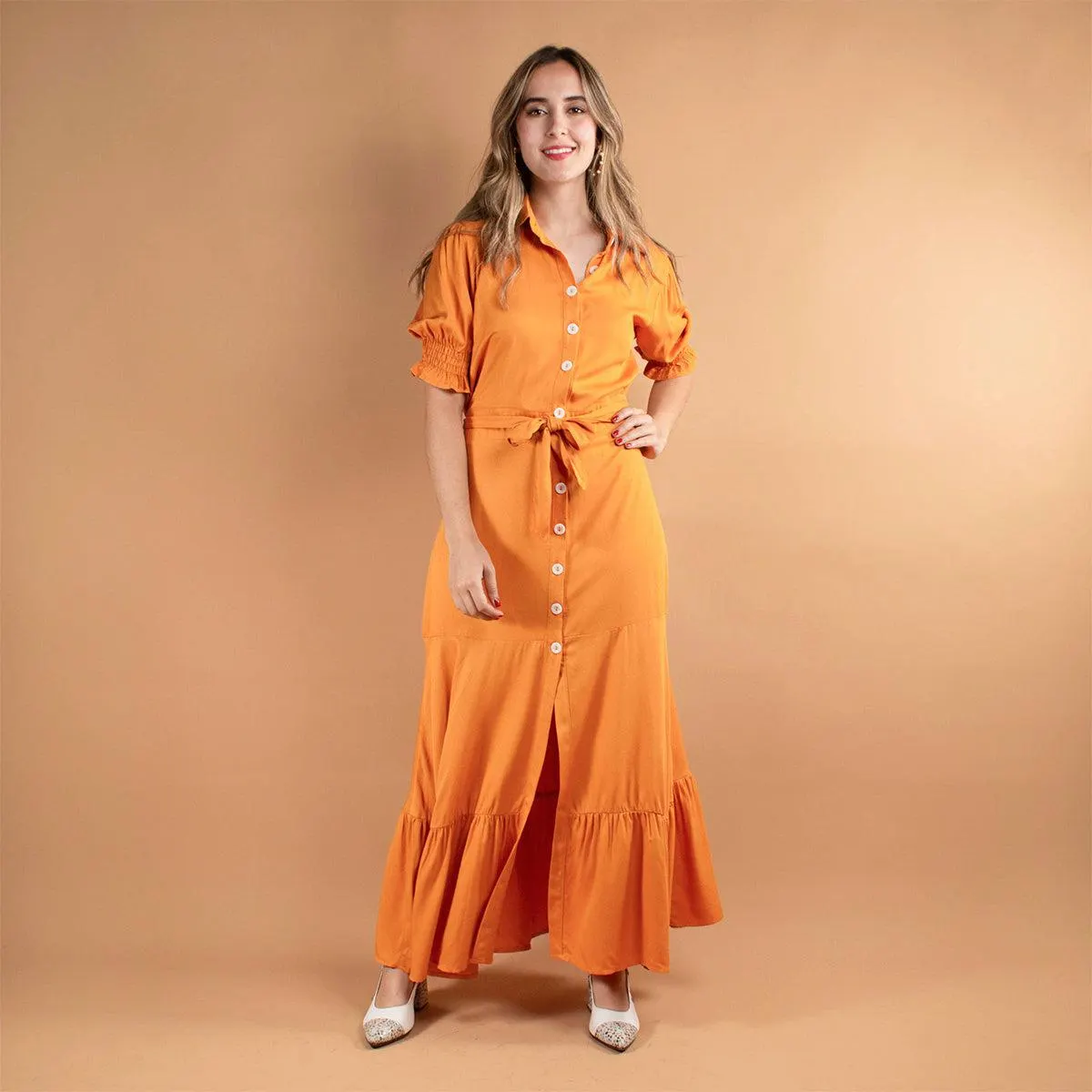 vestido color mostaza con abertura frontal y cinturón