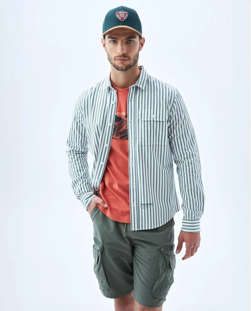 Camisa con diseño de rayas para hombre