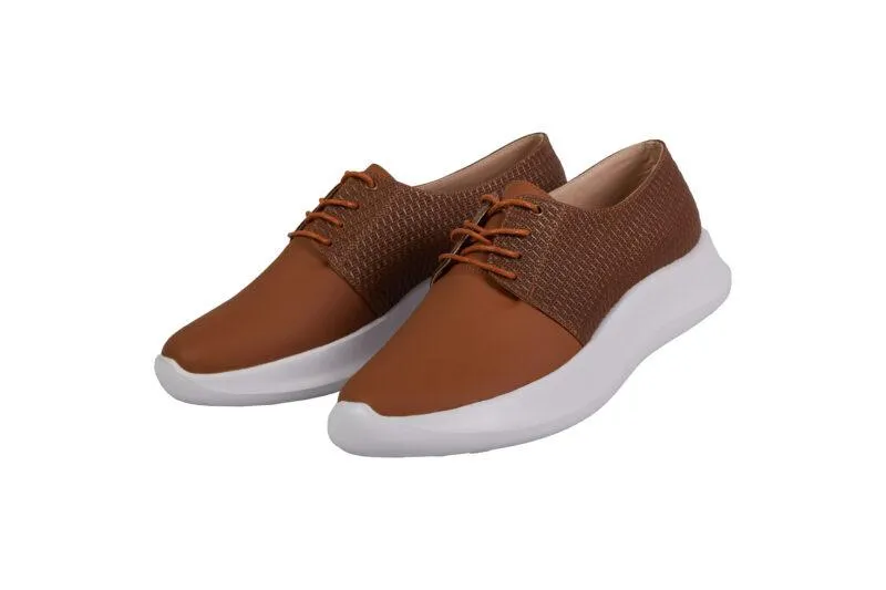 Tenis en cuero disponibles en color miel