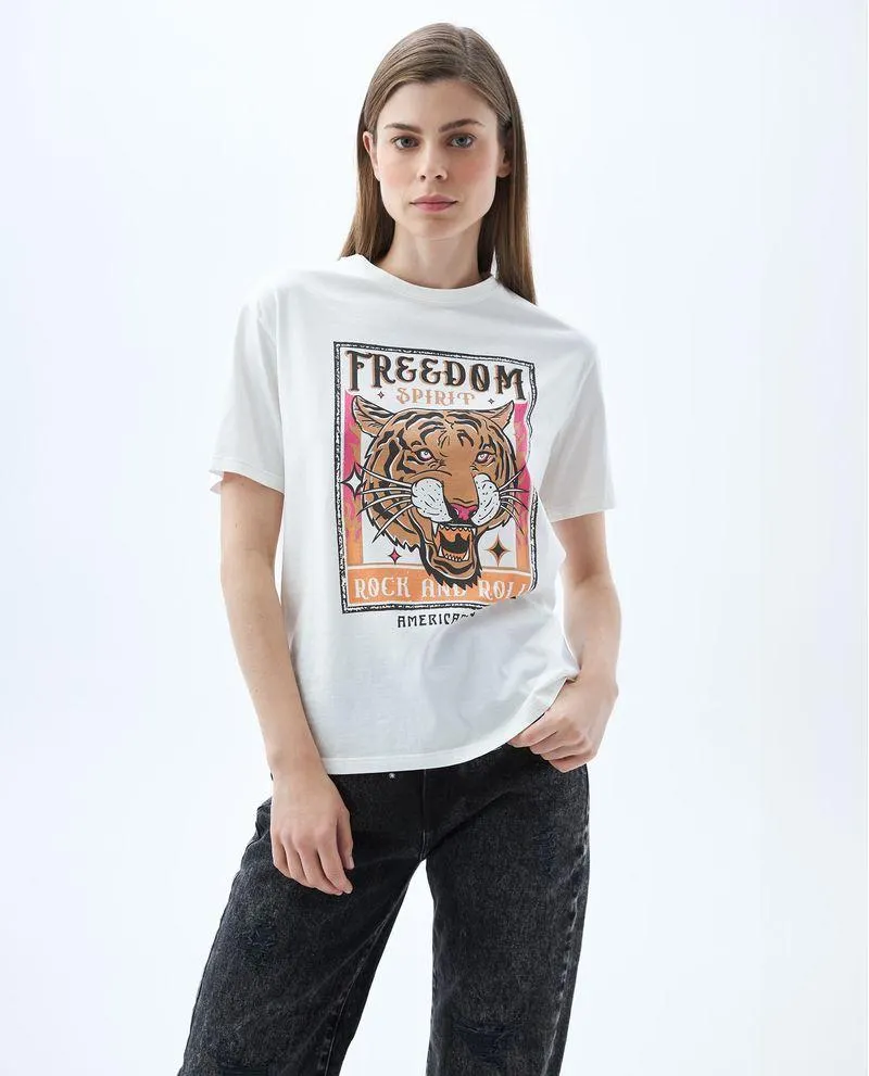 Camiseta estampada con desgaste para mujer