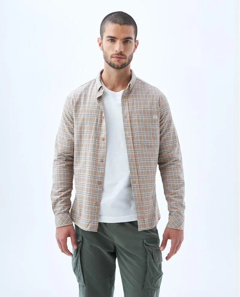 Camisa con diseño a cuadros para hombre