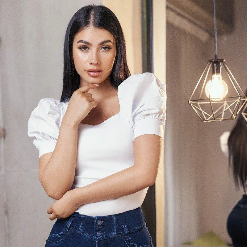 Blusa escote en cuadro, fajon efecto reductor abdomen, tela licrada, manga puff