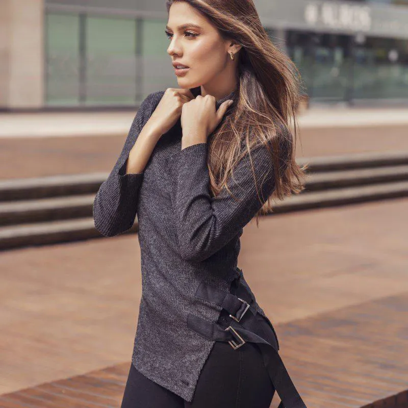 Blusa larga cuello alto en rib licrado color gris oscuro