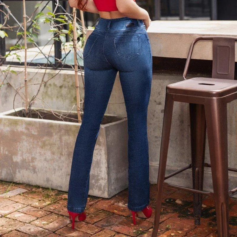 Jean tiro medio, pretina anatómica 3 botones, extra realce, bota recta con bolsillos