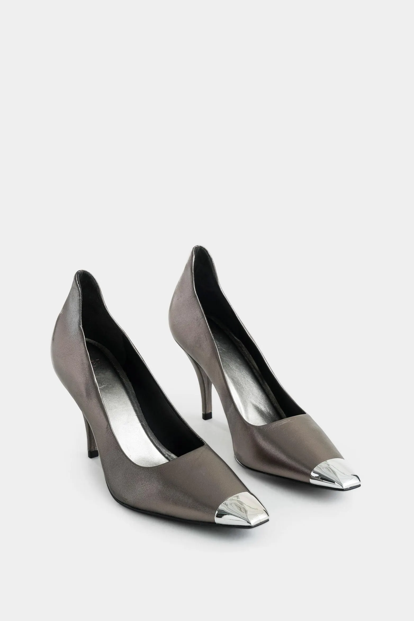 Tacones cerrados iris de cuero para mujer puntera metálica