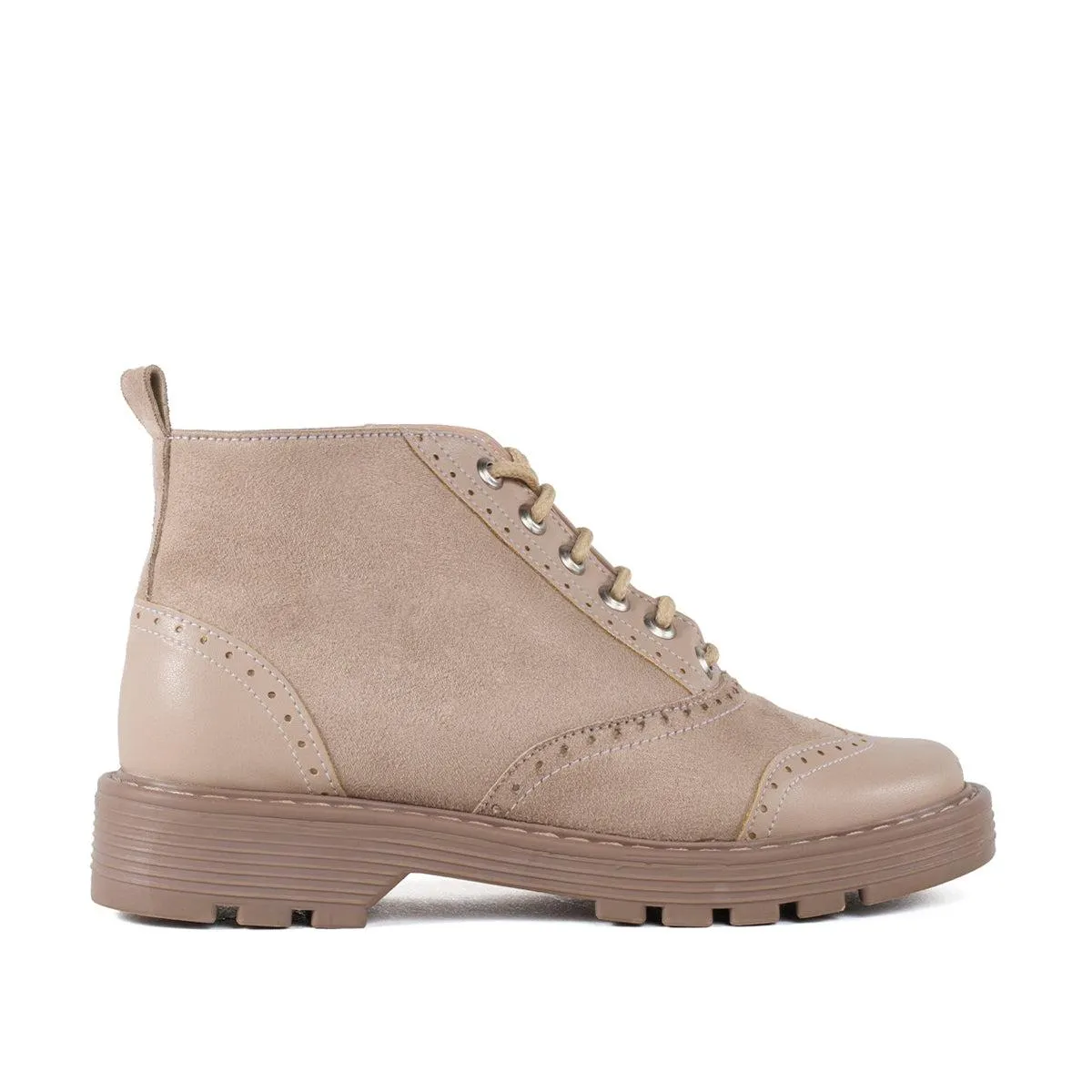 Botines color arena con cordones y capellada en corte oxford