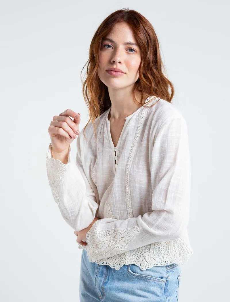 Camisa con detalles desagujados