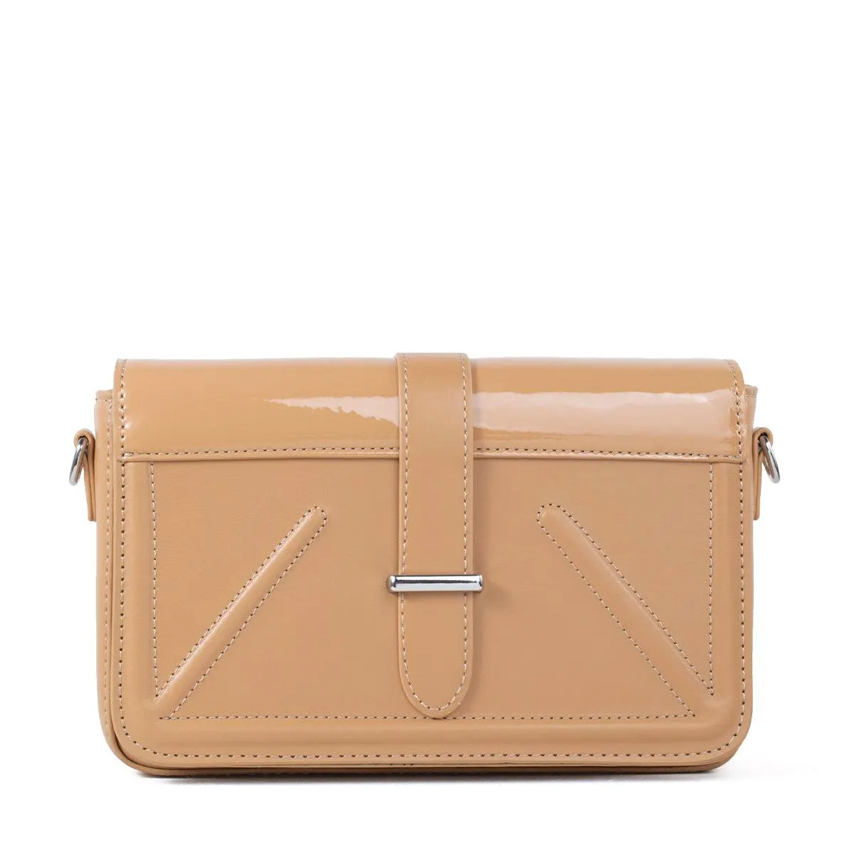 Bolso tipo bandolera color beige tapa con efecto en charol