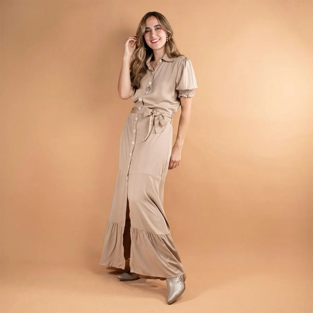 vestido color camel con abertura frontal y cinturón