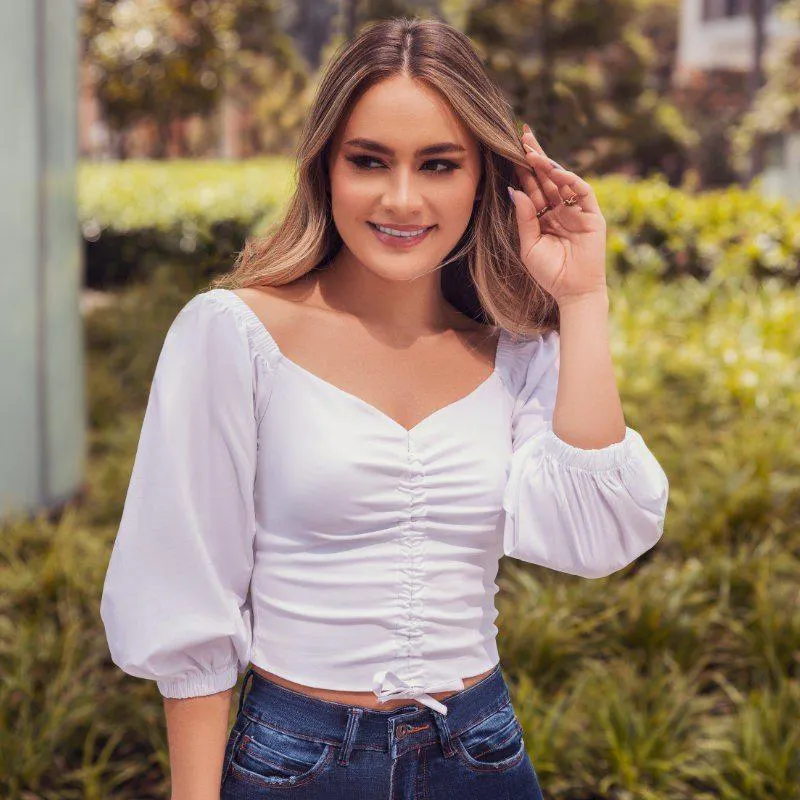 Blusa off-shoulder con recogido en el abdomen