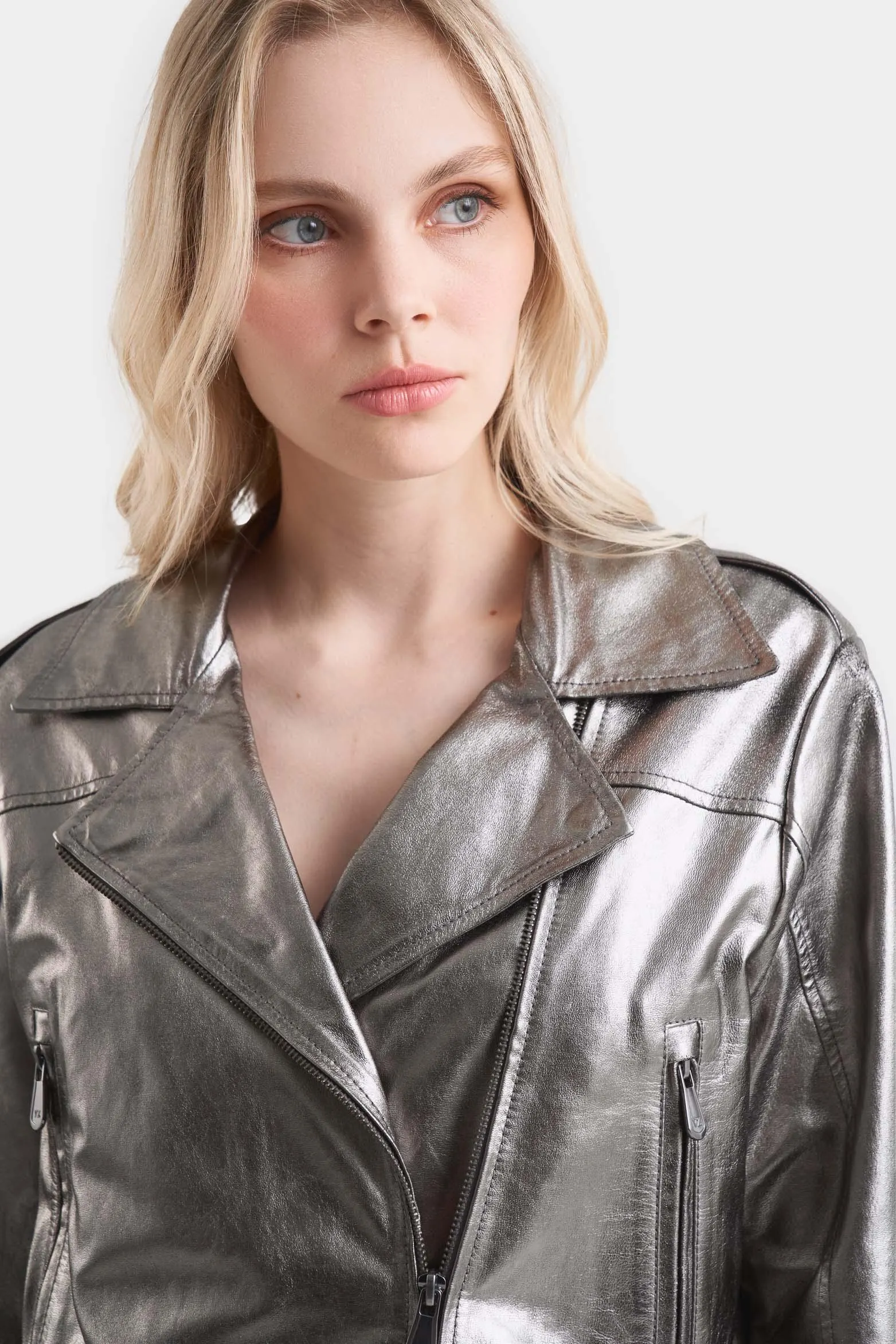 Chaqueta biker thaila de cuero para mujer acabado metalizado