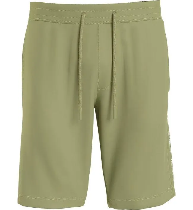 Short verde con cinta distintiva en los laterales