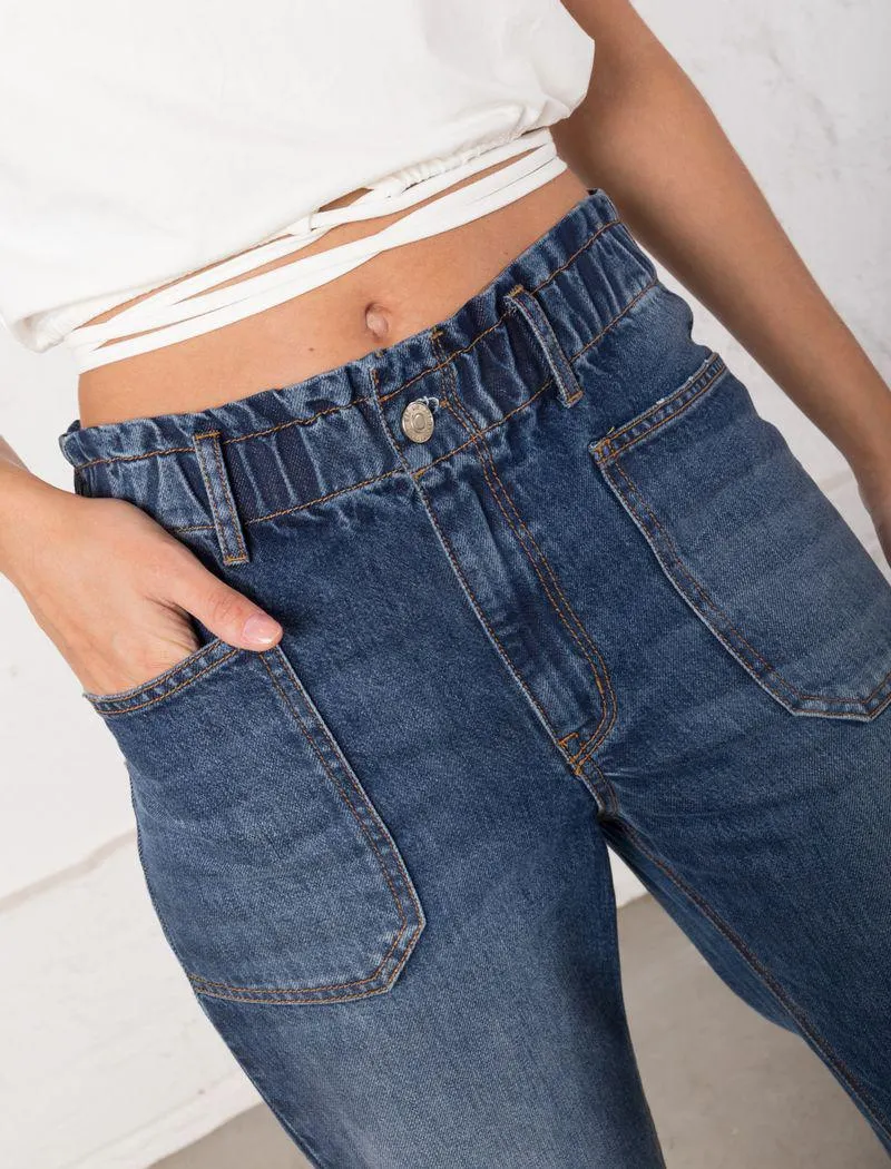 Jean con bolsillos de parche adelante