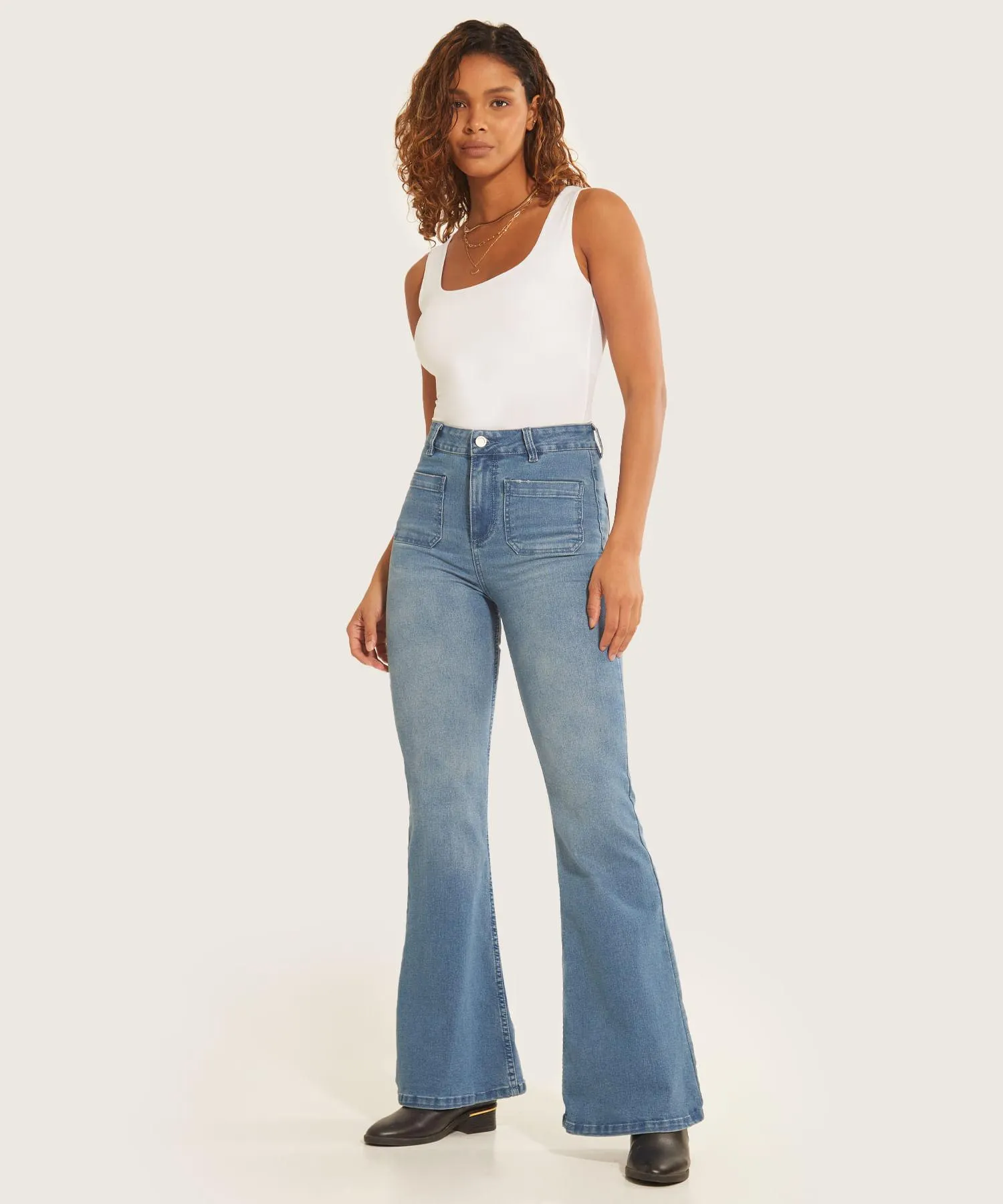 Jean Tipo Flare con Bolsillos de Parche