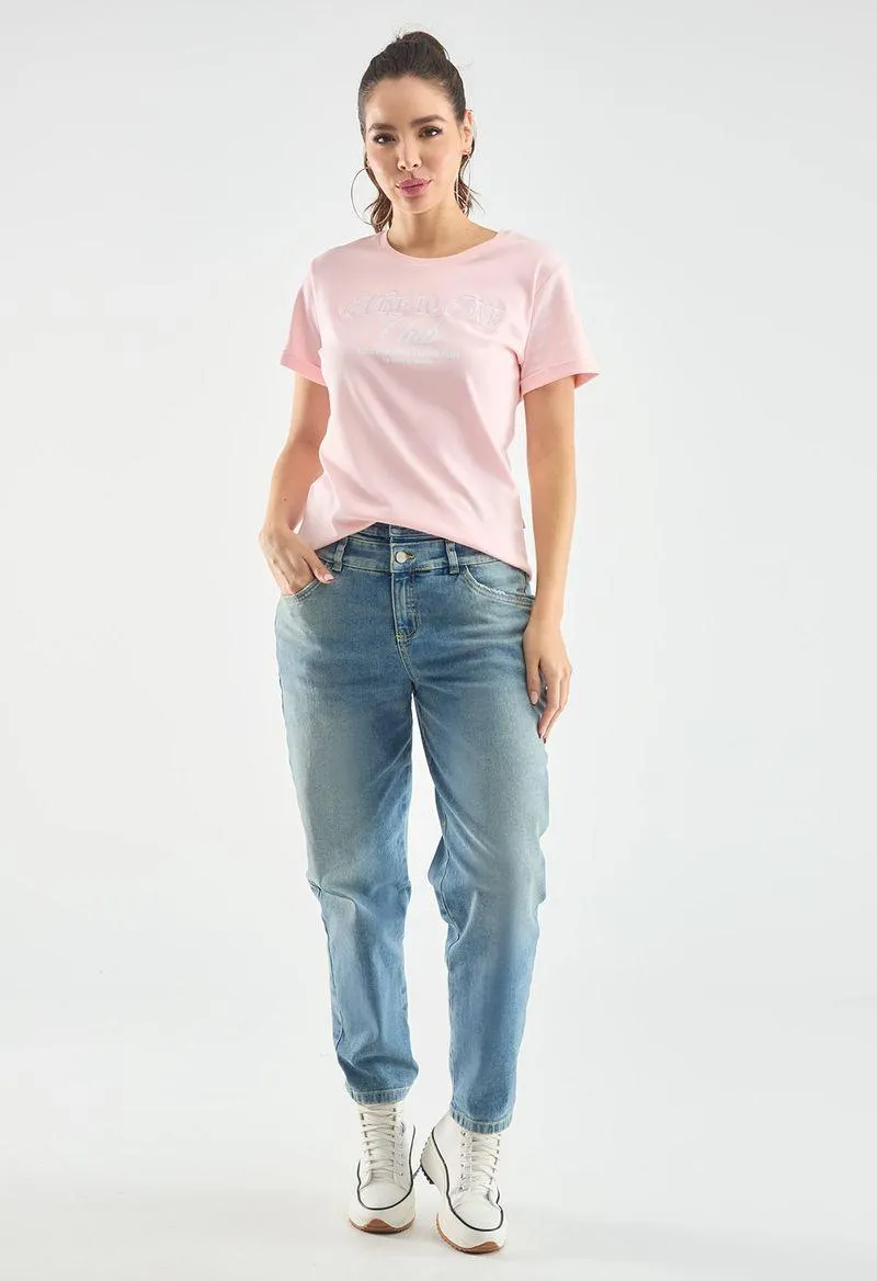 Mom jean tiro alto detalle en pretina