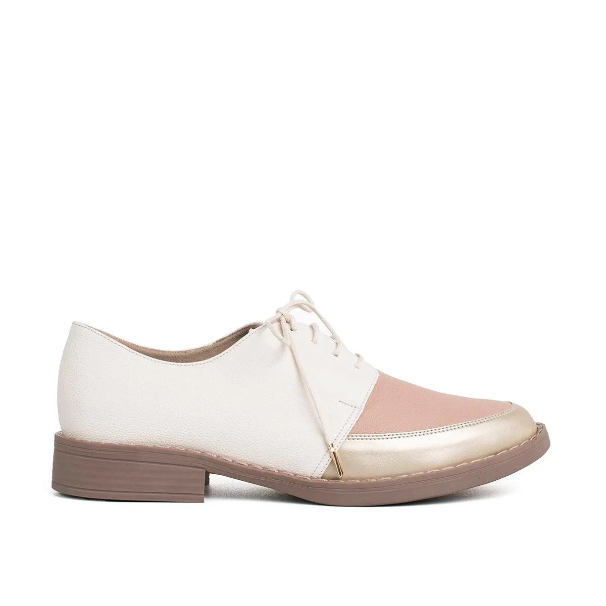 Zapato tipo Oxford color nude con punta dorada, para dama