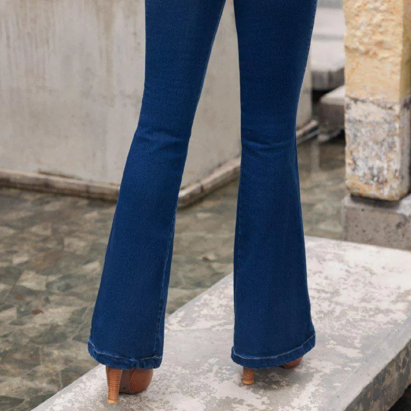 Jean tiro alto, pretina anatómica 3 botones, extra realce, bota campana, sin bolsillos