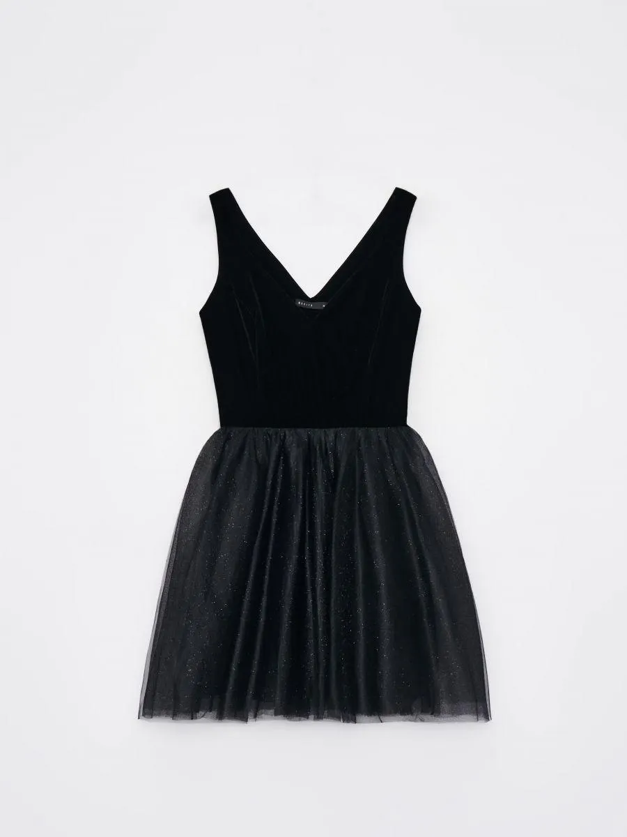 Rochie mini cu bază din tul