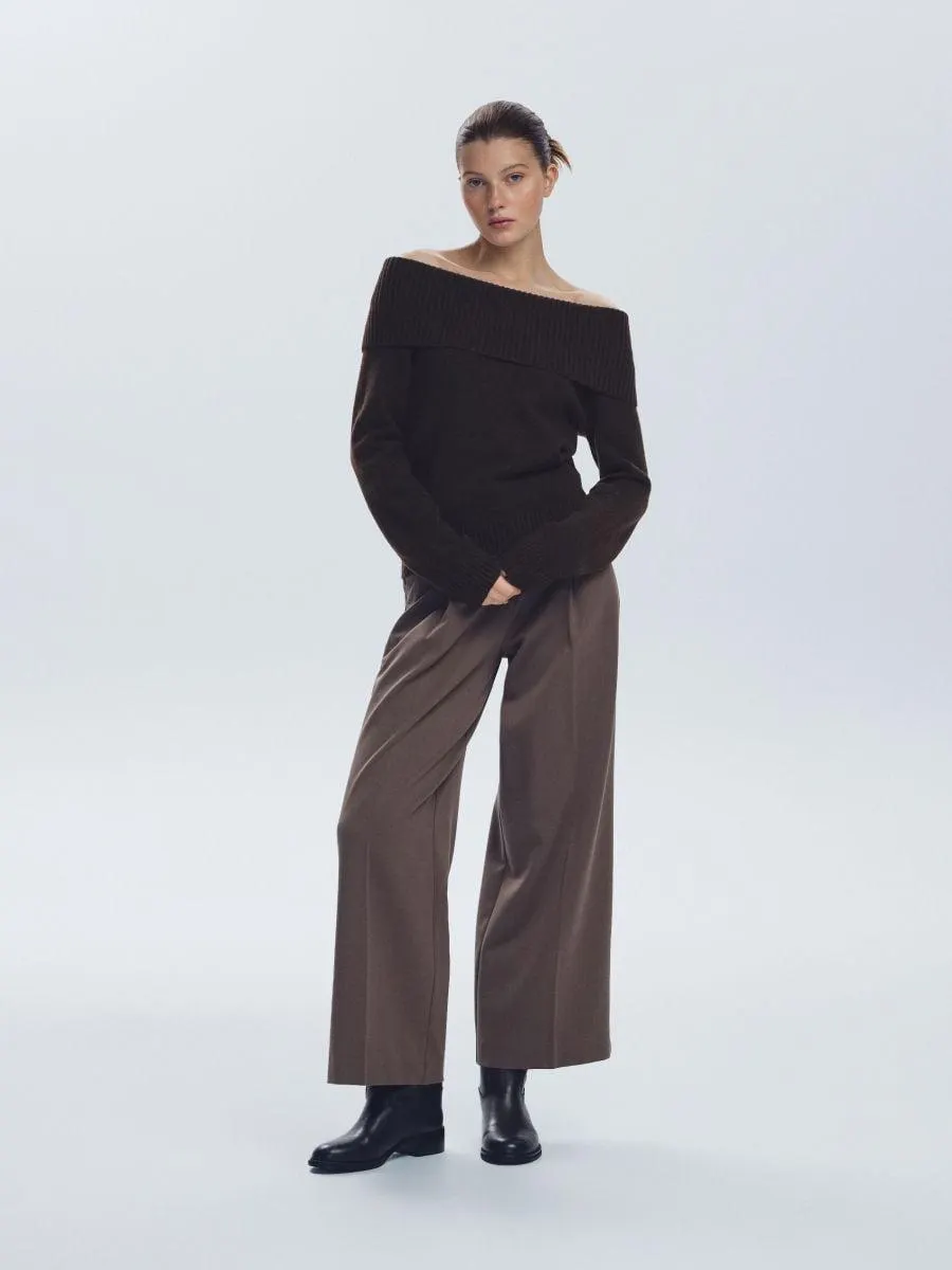 Svetr s ohrnutým rolákem