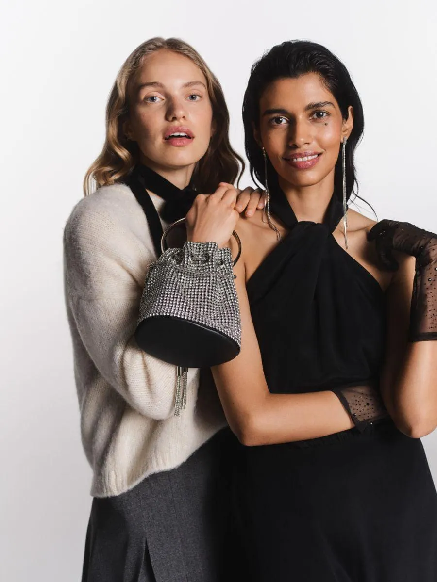 Svetr s ozdobnou vazačkou