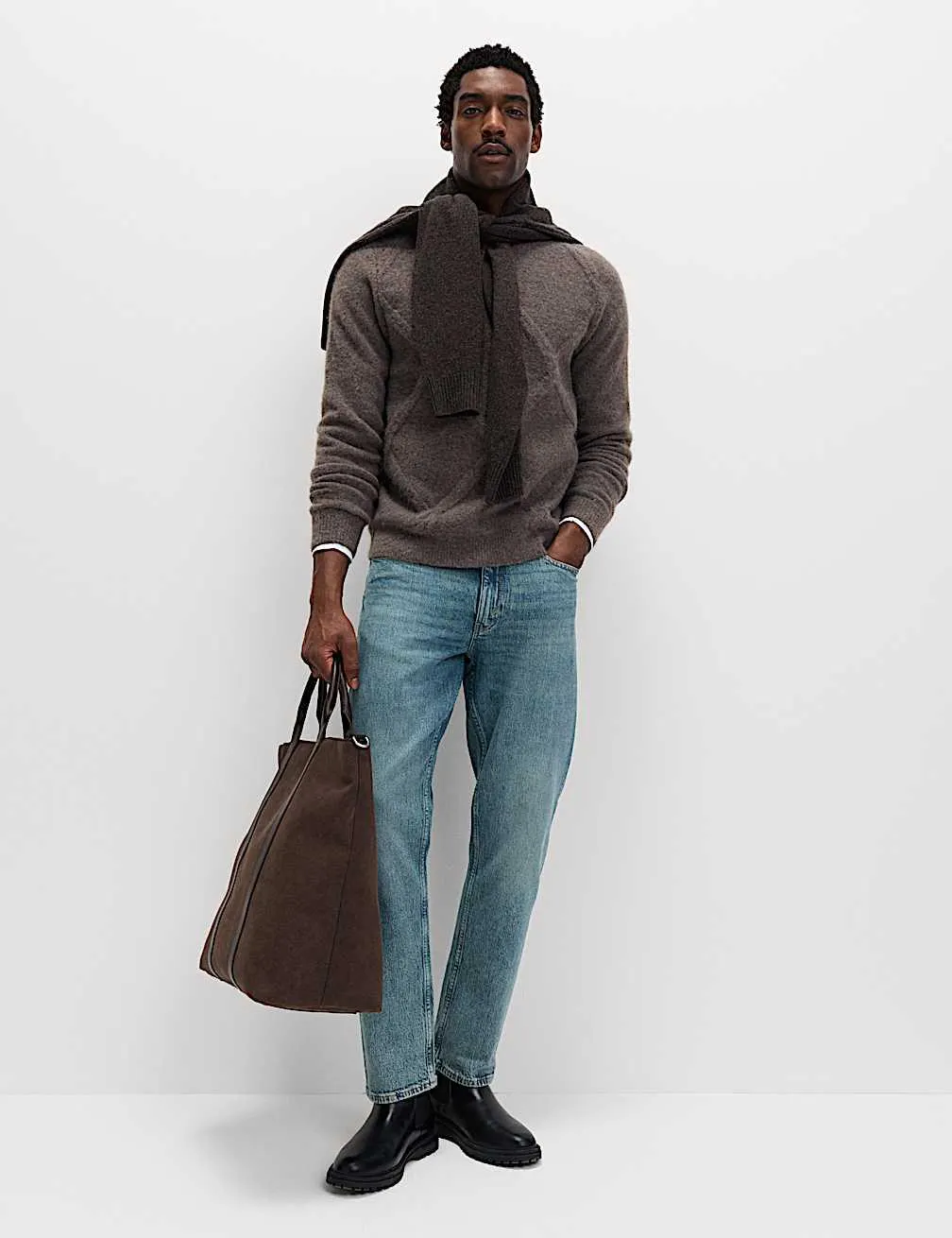 Svetr s kosočtvercovým vzorem, výstřihem ke krku a rozostřeným efektem