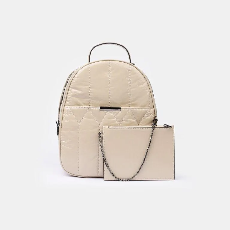 Menší batoh a kabelka na řetízku