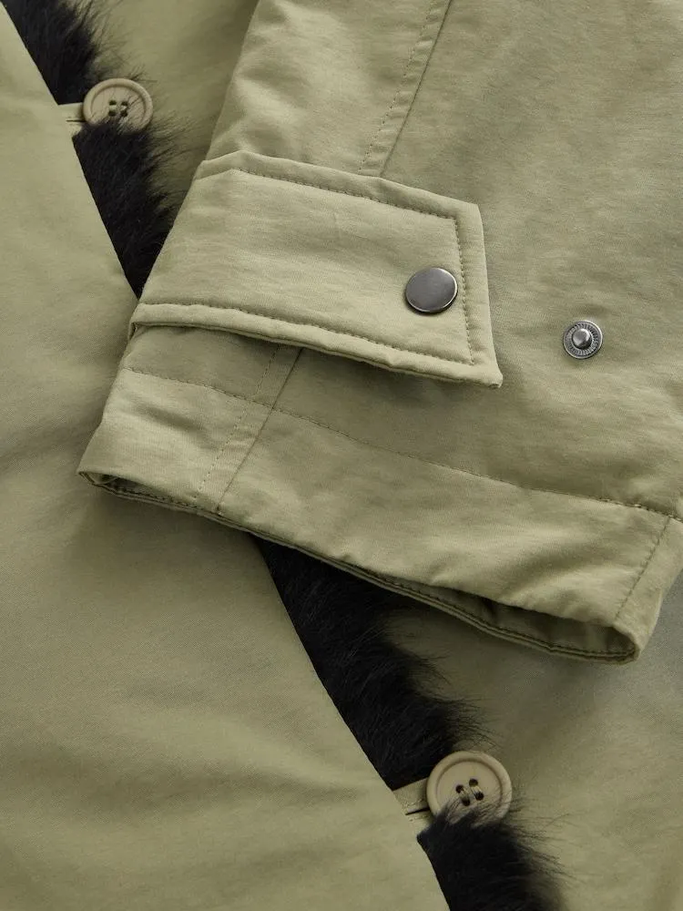 Khaki zelená - Parka s kontrastním lemem z umělé kožešiny