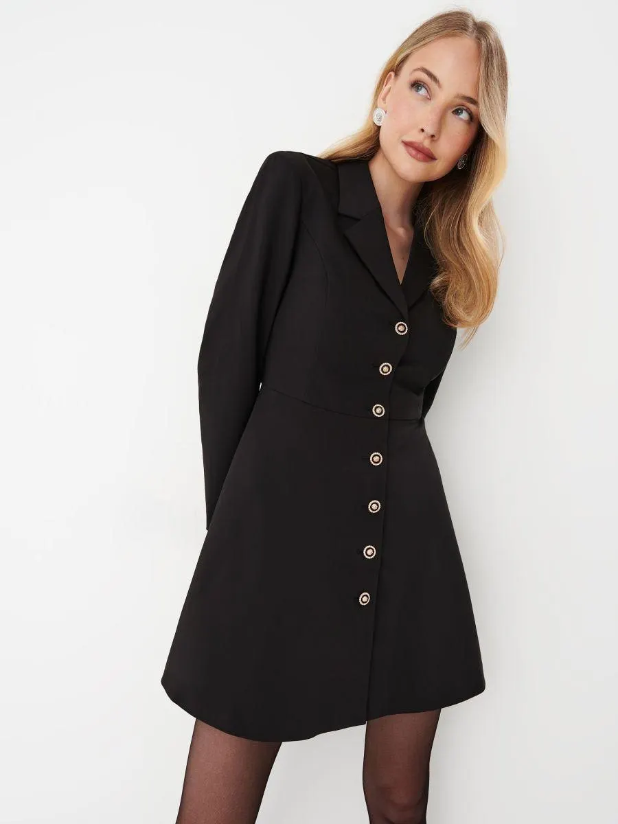 Šaty sakového střihu