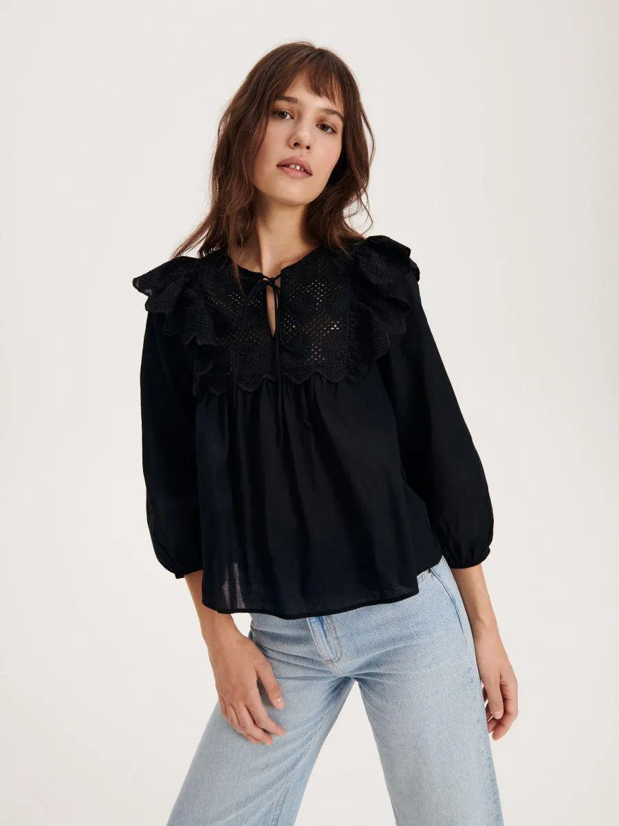 Halenka s ozdobným výstřihem