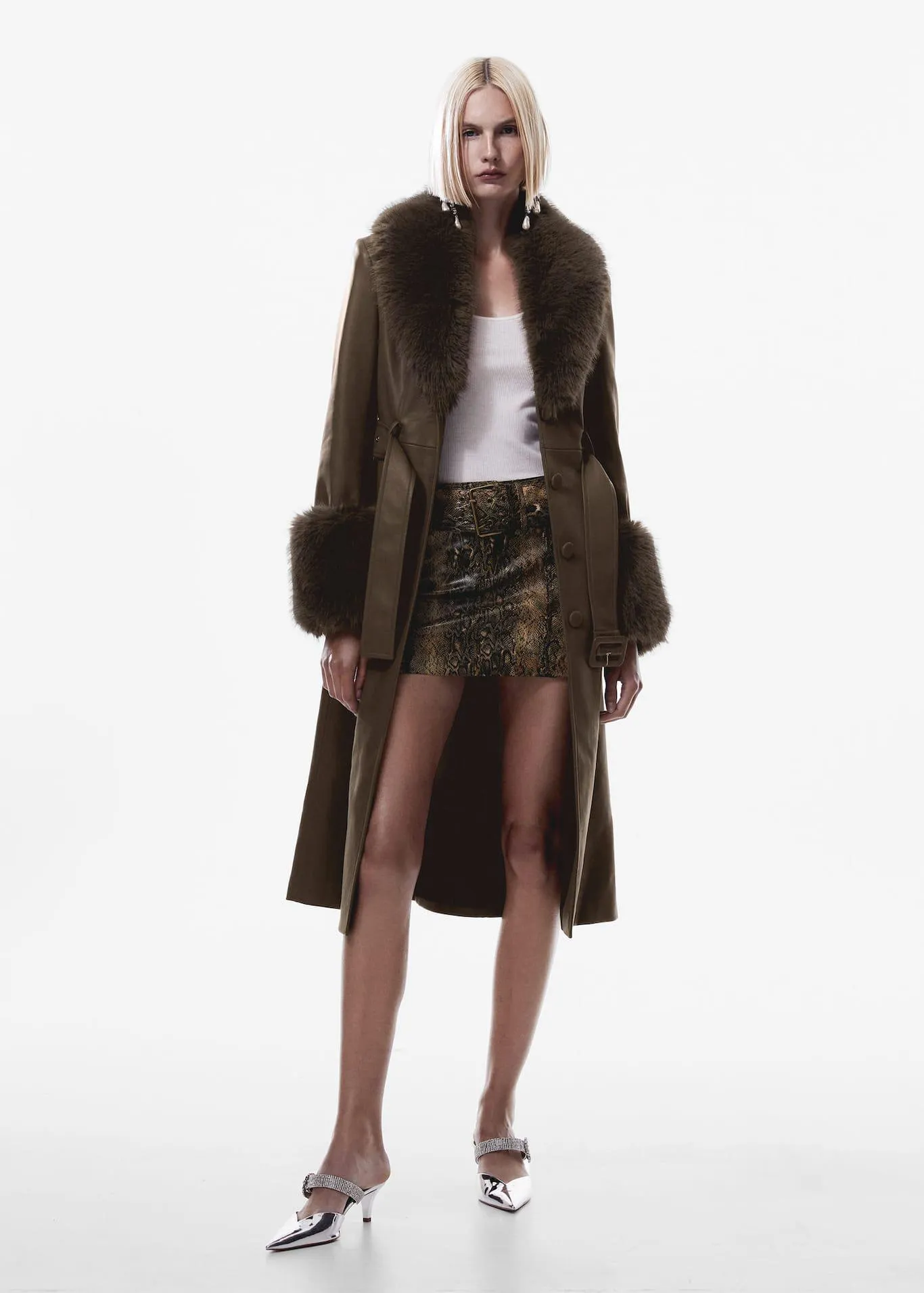 Sobretudo com efeito de pele e terminações de pelo