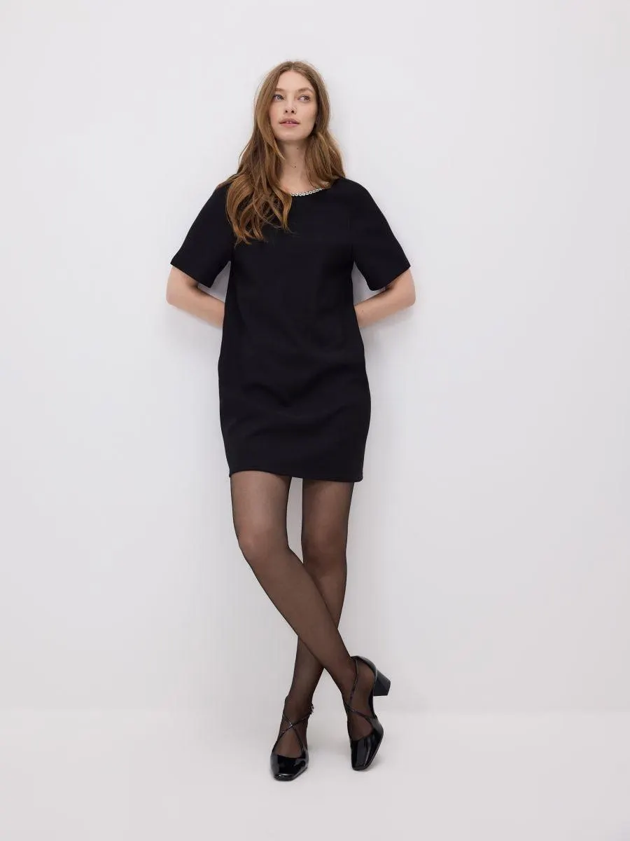 Šaty se zdobeným výstřihem